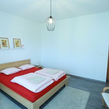 Hôtel Sentis à Oujhorod Extérieur photo