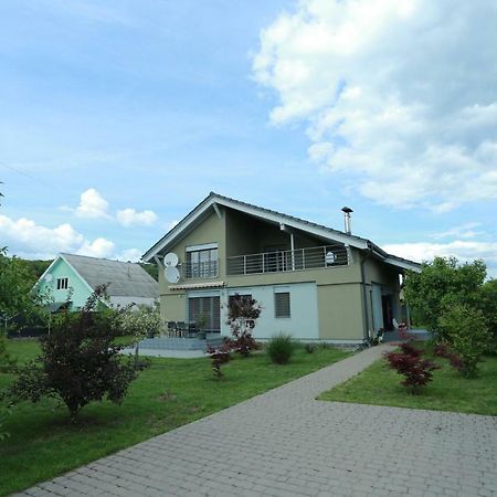 Hôtel Sentis à Oujhorod Extérieur photo
