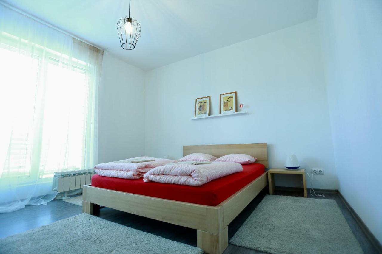 Hôtel Sentis à Oujhorod Extérieur photo