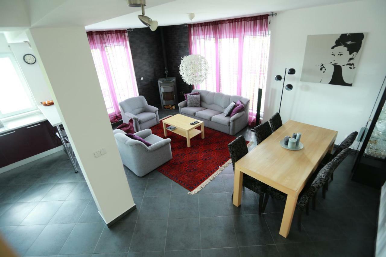Hôtel Sentis à Oujhorod Extérieur photo