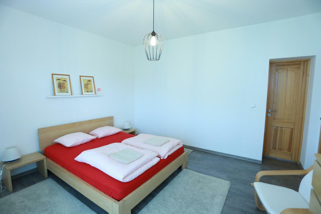 Hôtel Sentis à Oujhorod Extérieur photo