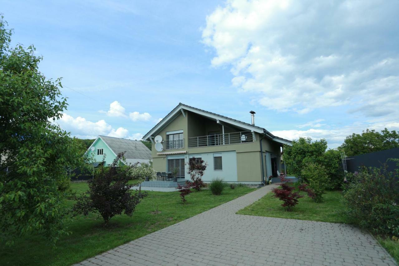 Hôtel Sentis à Oujhorod Extérieur photo