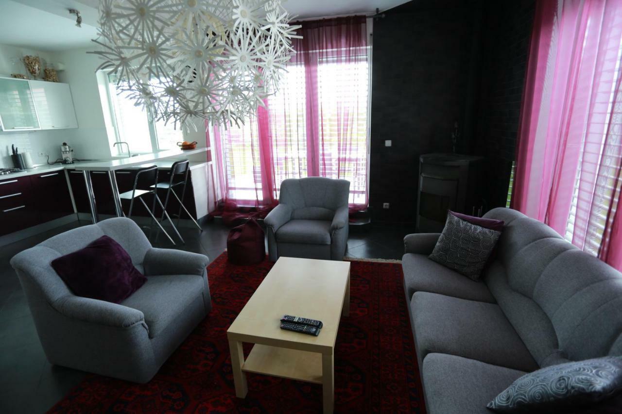 Hôtel Sentis à Oujhorod Extérieur photo