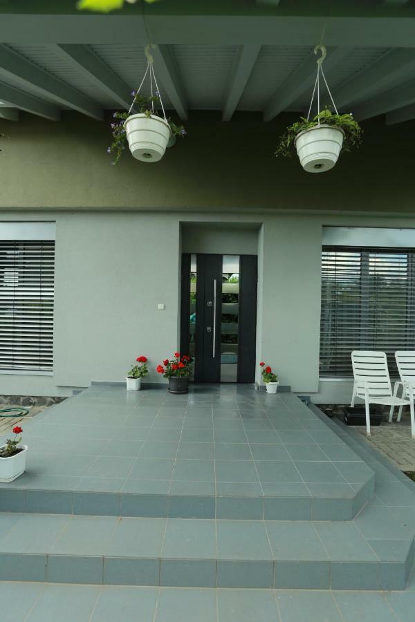 Hôtel Sentis à Oujhorod Extérieur photo