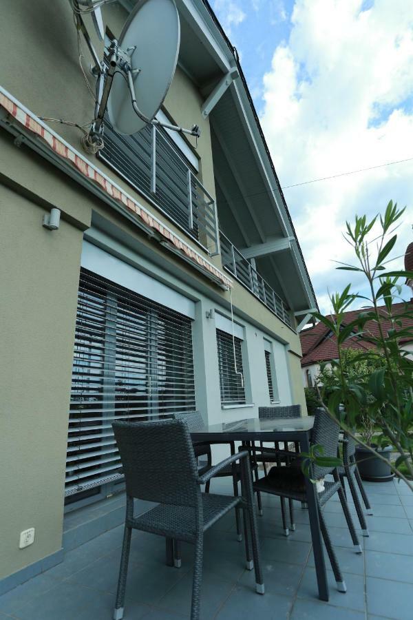 Hôtel Sentis à Oujhorod Extérieur photo