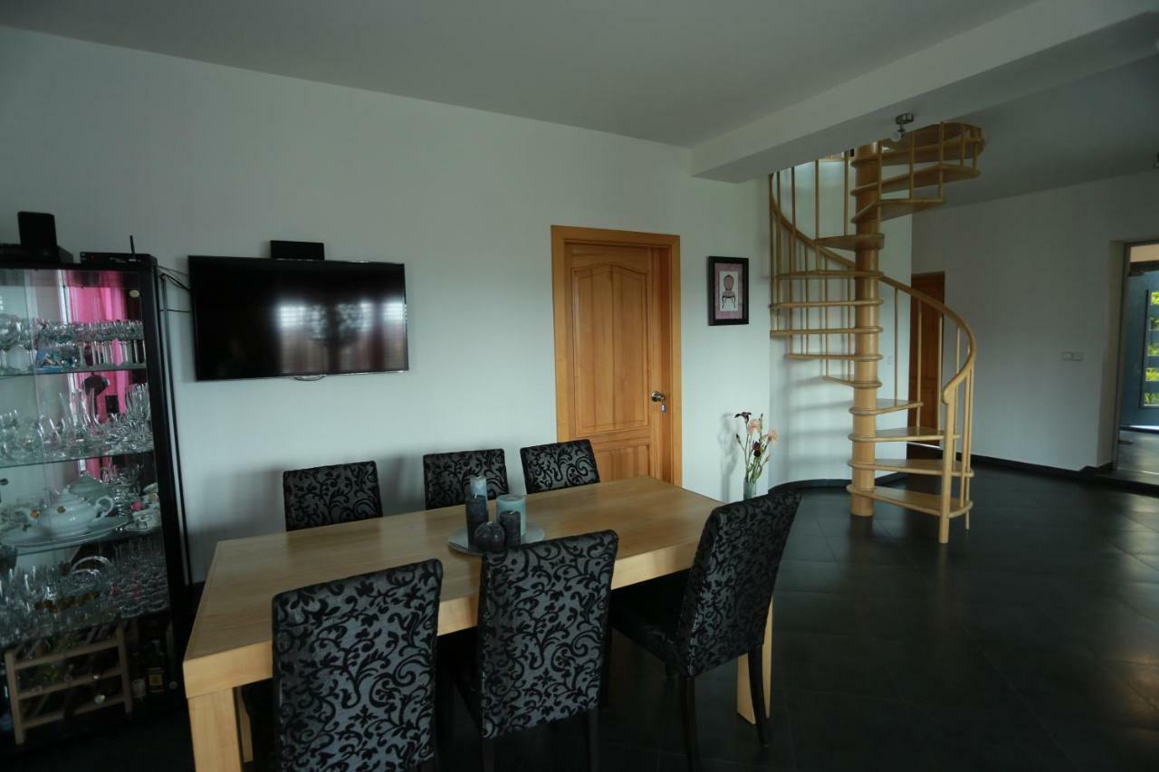 Hôtel Sentis à Oujhorod Extérieur photo